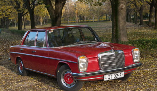 Mercedes-Benz 220 W115, ami nem létezik.