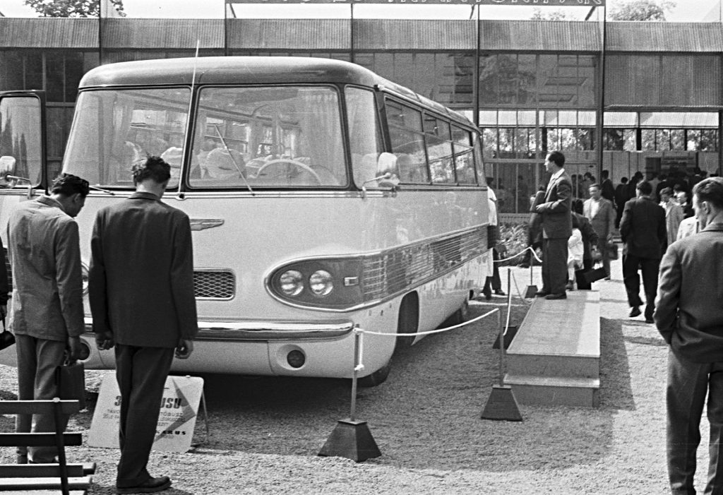 Budapesti Ipari Vasar. Ikarus 303 tipusu autobusz. Fortepan 77107