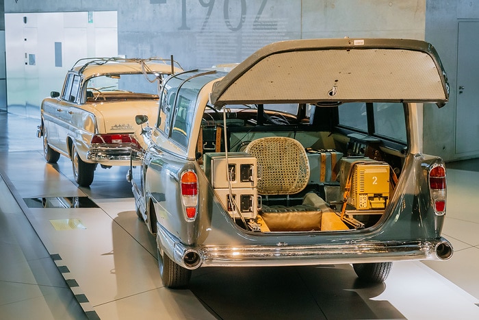 D653870 Adenauer in the front data laboratory in the rear The Mercedes Benz 300 measuring car from 1960