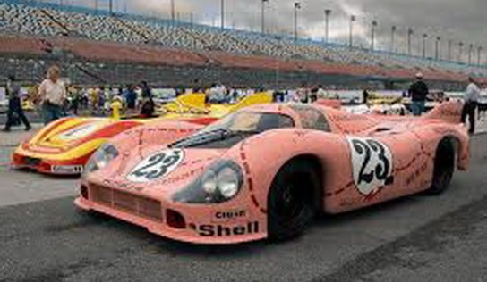 Porsce Pink Pig – humor a versenypályán